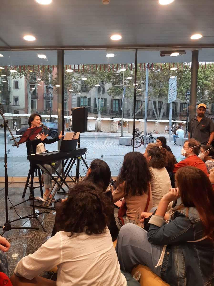 MartaFdezJurjo's tweet photo. 12/9 'La ruta del #sucre i havaneres', interessant #itinerari ofert per @EspaiAvinyo, amb una primera part de recorregut històric per #lesRambles i desgustació de dolços amb #MabelLlevat i una segona part sobte l'orígen i evolució de les #havaneres amb la pianista #MaríaLiliaCano https://t.co/eRNIqgXeQk