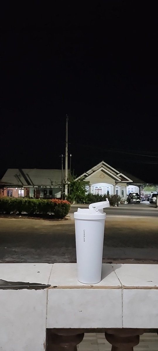 Makin kesini makin tau apa yg bapak pikirin dan kenapa dia lebih milih duduk sendirian. Mikirin keluarga kerjaan bahkan mungkin keputusan yg diambil salah apa gak