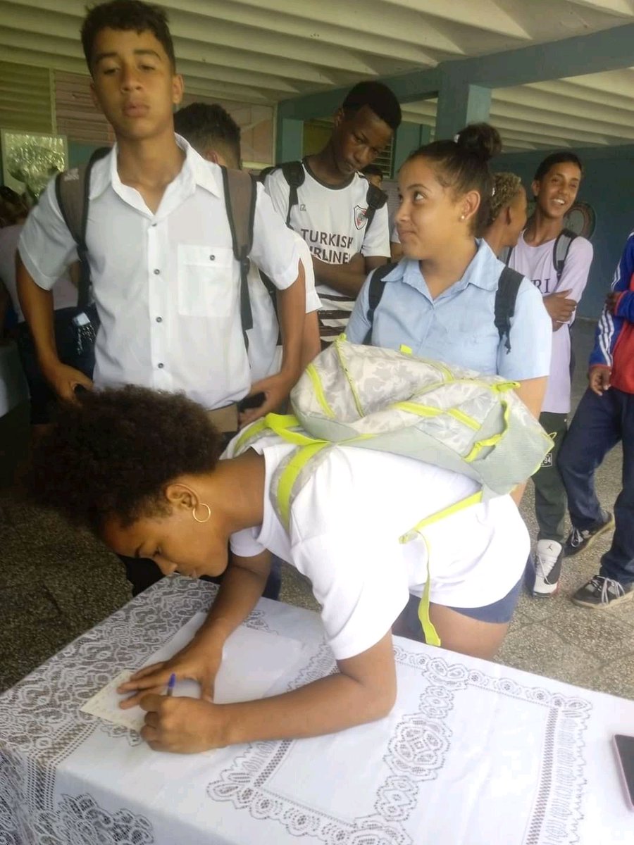 camaguey_inder's tweet photo. Con el compromiso de ser mejores cada día, se procede a la firma de los estudiantes atletas de la @eidecp
al ingreso a la Federación de Estudiantes de la Enseñanza Media en #Camagüey
#LaFEEMEsDeTodos https://t.co/09jT1vBgRa
