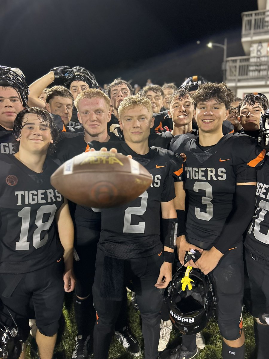 Player of the Game:
Coy Patterson
275 yds passing, 3 TDs, 15 comp, 4 rushes for 19 yds, 4 PATs, 1 2pt conversion, 2 solo tackles, 1 INT and 1 kick return for 37 yds.