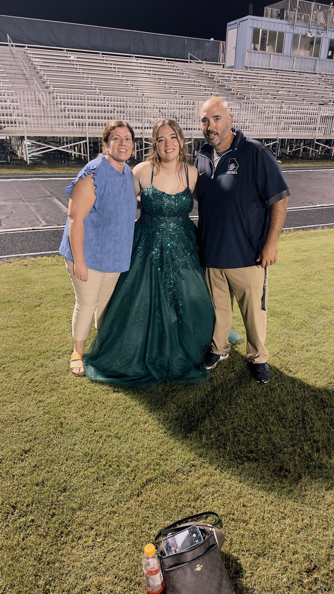 Coach_Pfiester's tweet photo. Great night for the Pfiester crew in #LongCounT !!  Emma looked amazing on court, momma did awesome helping organize homecoming activities this week and #Team27 found a way to get to 4-0 for the first time ever! https://t.co/Det4DwzPqg