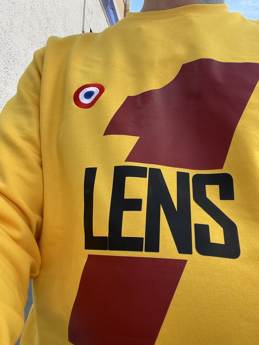 gbat12's tweet image. Pull affiché dans les rues lyonnaises en cette veille de Lens Lyon #RCLOL @footdimanche
