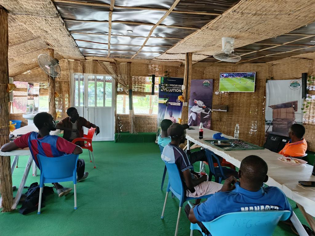 RetsonTedheke01's tweet photo. #Agbatoken: It is Break Time @NFGCSFarmEstate in Ga'ate, Kokona LGA, Nasarawa.
@ManUtd is Leading 0:2 Against Southampton & We Can Enjoy This at the @Agbatoken Restaurant, Bars & Garden!
For Nigeria to Work, Nigeria Must Farm! Real Rural Agricultural productivity is The Key! https://t.co/hAkhjVCtxk
