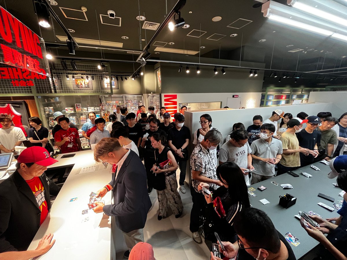 MintHeadquarter's tweet image. スペシャルゲストの元メジャーリーガー・岡島秀樹氏も登場し、盛り上がりが最高潮の「Topps HOBBY RIP NIGHT」🔥

この日一番のラッキーなお客様には、岡島秀樹氏にその場でサインしていただいた、直筆サインボールがプレゼントされました！

MINT LAB TOKYOにてまだまだ開催中！
イベントの詳細は🔽