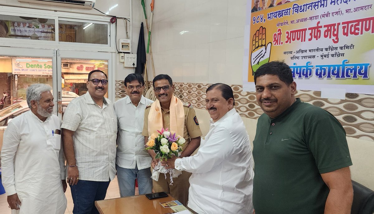 madhuannachavan's tweet photo. आग्रीपाडा पोलीस ठाण्याचे नवन‍ियुक्त वर‍िष्ठ पोलीस निरीक्षक श्री.संजय निंबाळकर यांनी माझ्या काँग्रेस जनसंपर्क कार्यालयात सद‍िच्छा भेट दिली. त्याप्रसंगी श्री. निंबाळकर यांना पुष्पगुच्छ व शाल देऊन त्यांचा सत्कार केला व पुढील वाटचालीसाठी शुभेच्छा दिल्या. #AgripadaPoliceStation #SanjayNimbalkar