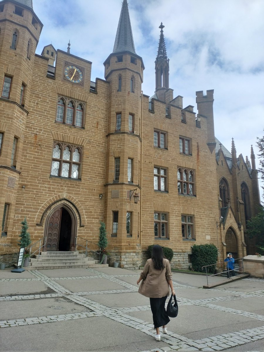 sweetcrystal24's tweet photo. One of the prettiest castles I've been to❤️ https://t.co/pps3sqaDjF