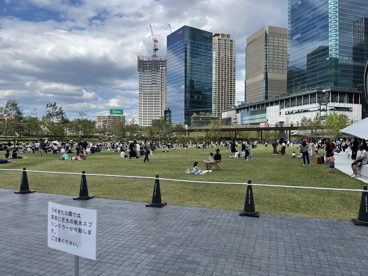 o_m_arch's tweet photo. 大阪駅のビル群の喧騒から抜け出すゲートみたいな��象を受けた。ゲートをくぐって都市voidに入り込む感じがとっても気持ちよかった。梅田スカイビルまで視線が抜けている。こ���なのが名古屋にもできればいいな。 https://t.co/oIK6szCURv