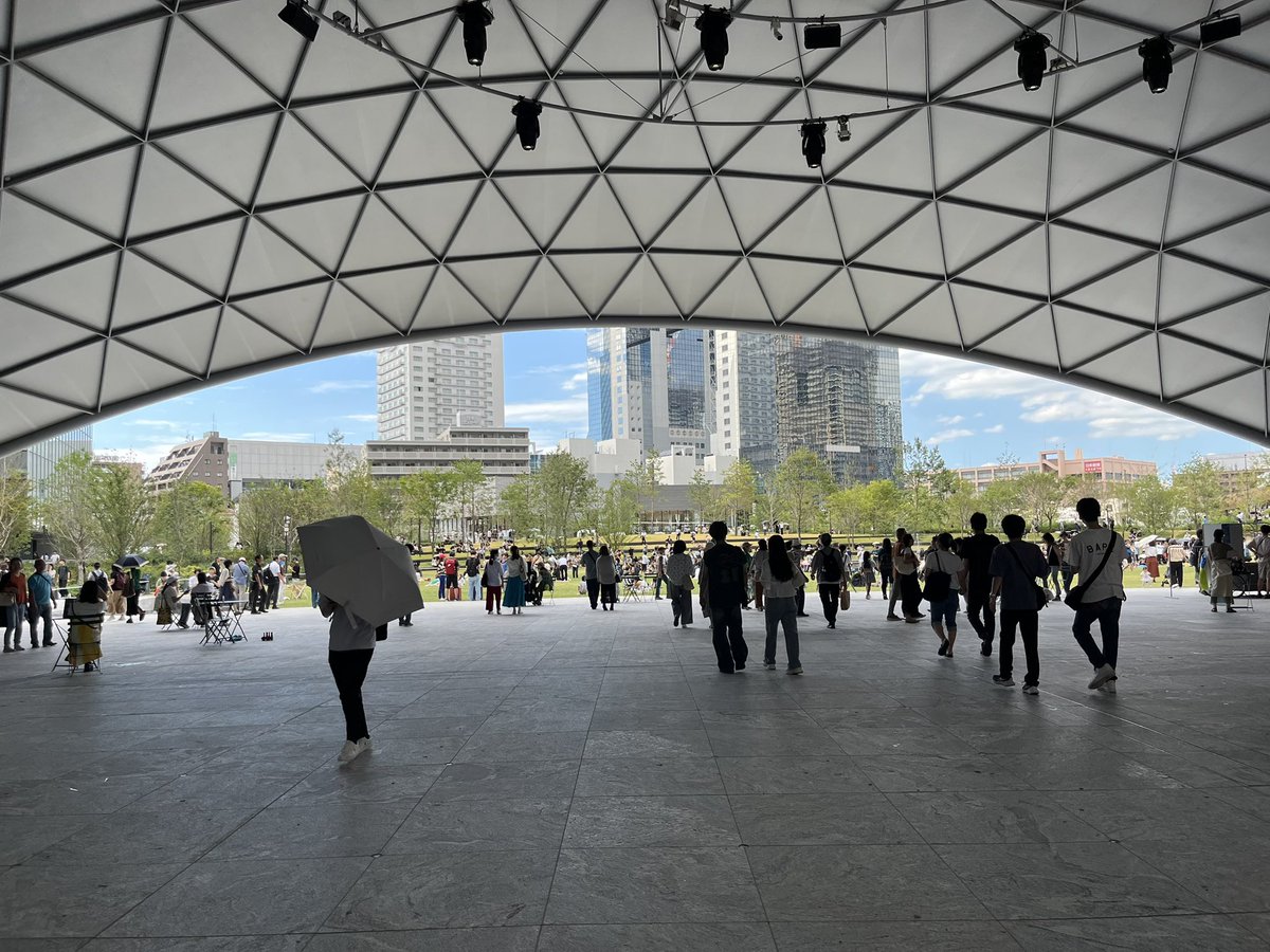 o_m_arch's tweet photo. 大阪駅のビル群の喧騒から抜け出すゲートみたいな��象を受けた。ゲートをくぐって都市voidに入り込む感じがとっても気持ちよかった。梅田スカイビルまで視線が抜けている。こ���なのが名古屋にもできればいいな。 https://t.co/oIK6szCURv