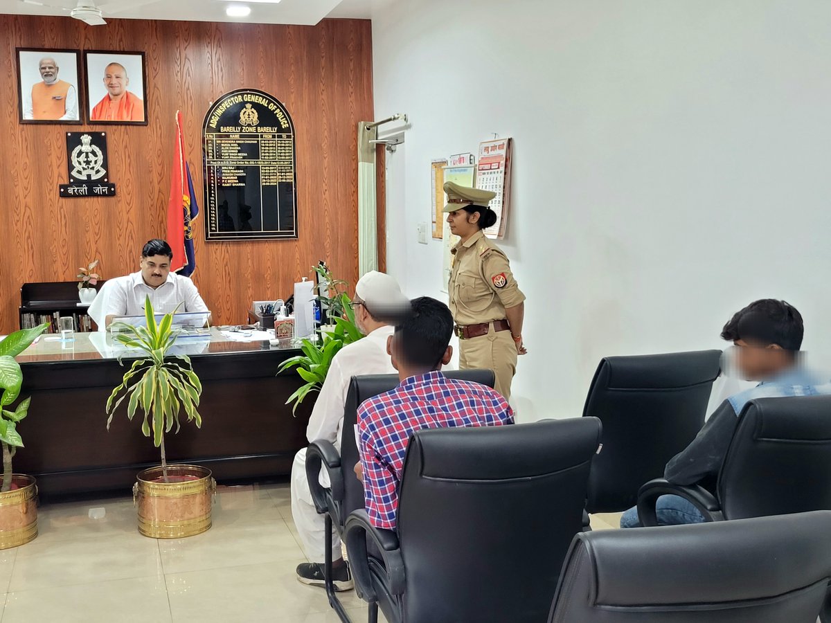 adgzonebareilly's tweet image. 14.09.2024
अपर पुलिस महानिदेशक, बरेली जोन द्वारा कार्यालय में जनसुनवाई कर फरियादियों की समस्याओं को सुना गया एवं उनकी समस्याओं के गुणवत्तापूर्ण व समयबद्ध निस्तारण हेतु सम्बन्धित को आवश्यक दिशा-निर्देश दिए । #UPPolice
