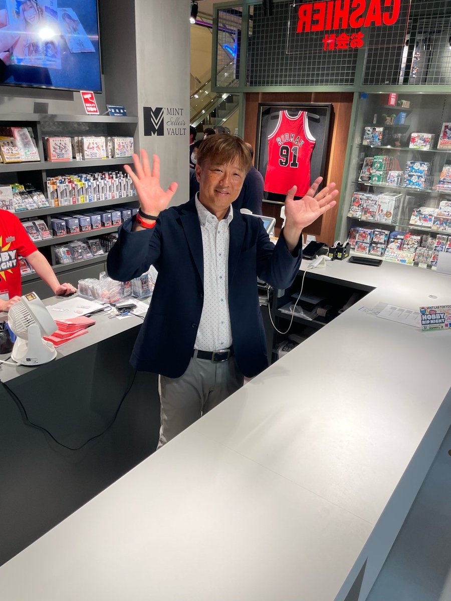 MintHeadquarter's tweet image. スペシャルゲストの元メジャーリーガー・岡島秀樹氏も登場し、盛り上がりが最高潮の「Topps HOBBY RIP NIGHT」🔥

この日一番のラッキーなお客様には、岡島秀樹氏にその場でサインしていただいた、直筆サインボールがプレゼントされました！

MINT LAB TOKYOにてまだまだ開催中！
イベントの詳細は🔽