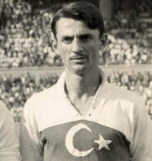 voltasport's tweet photo. 🙌🏼 2️⃣7️⃣ #Basri Dirimlili
27 años sin el que fue defensa internacional turco de origen búlgaro y leyenda del Fenerbahçe SK (jugó de 1951 a 1963), antes lo hizo en Eskişehir Demirspor y después en el Karşıyaka SK, jugó los JJOO 1952 y el Mundial 1954 con la selección otomana. https://t.co/L4bpNDHrIQ
