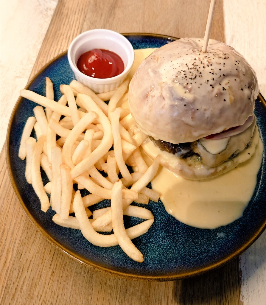 ayatori178's tweet photo. 腹ごしらえしたくて、大通りを通るものの、昔の原宿とは違うので…
だがしかし!!
道をそれれば美味しい店が有るのは相場が決まっている!!看板惹かれて…🍔
チーズたっぷり!!🍕
お肉たっぷりジューシー!!🐮ポテトがチーズとケチャップと肉汁でディップ出来る贅沢!!
#cafeSTUDIO
#原宿
#ハンバーガー https://t.co/ofLmUoGMdp