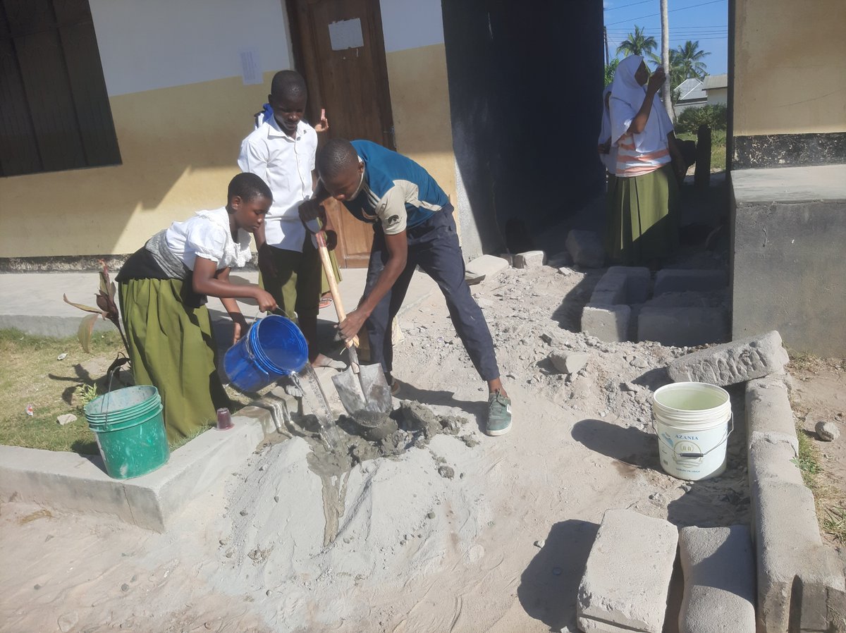 Greathopetz's tweet photo. Wanafunzi wa shule ya sekondari Buyuni kutoka manispaa ya Ilala ji wakiwa kwenye moja ya mradi wao walioufanya kwenye #uwezoaward2024. Wamechukua hatua na kuleta mabadiliko.
#uwezoprogram #uwezoaward #uwezobonanza #uwezokinara #uwezoclubs #chukuahatuaoneshauwezo https://t.co/p3QmYyYEdJ