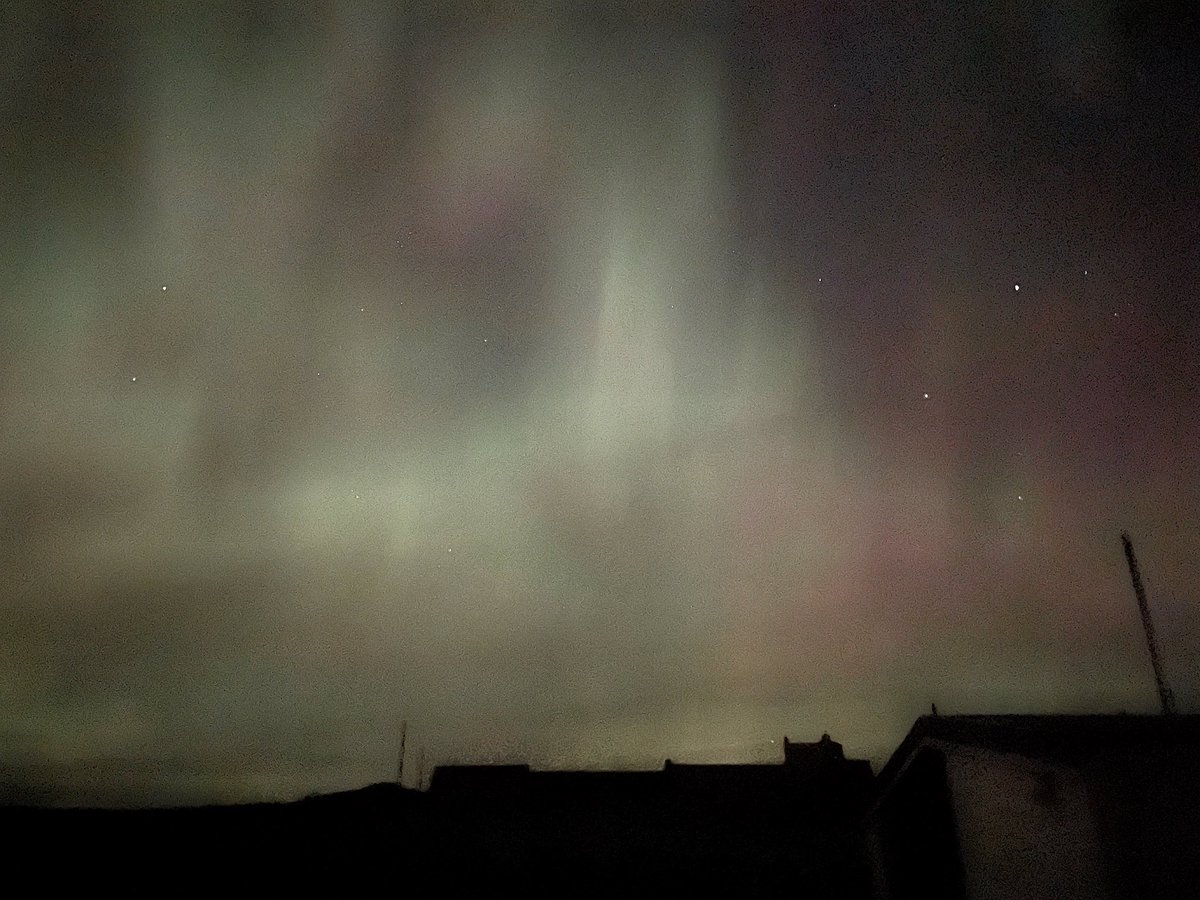 Grainy, but still exhilarating…
#shetland #yell #northernlights #aurora #mirriedancers