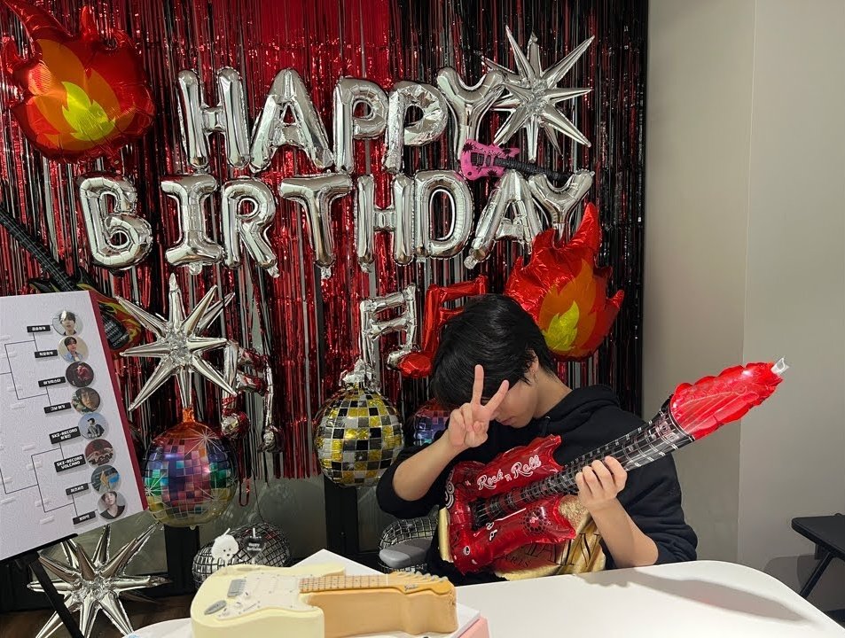 ldoolsetnet's tweet photo. 생일 라이브 썸네일 귀여워요🖤🖤
락스타야 ❤️❤️❤️ https://t.co/NPNHLU1Q8G