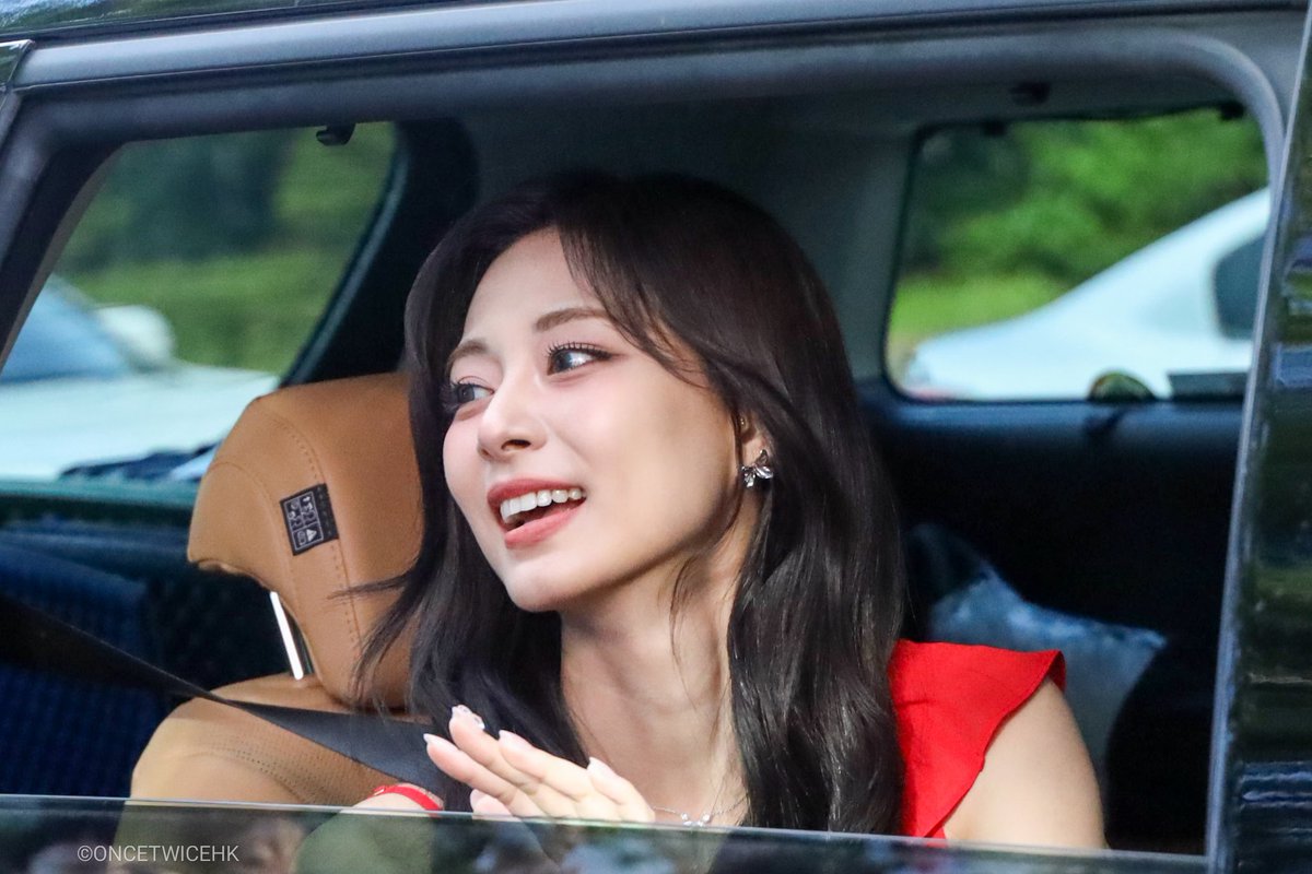 oncetwicehk's tweet photo. 20240914 쯔위 음악중심 퇴근

Perfect side profile🥰
You did so well for preparing the album and working so hard in this two week🥹
I am so proud of you🫶🏻❤️

#Tzuyu #쯔위 #TWICE #트와이스  
#TZUYU_SOLO_Debut 
#RunAway #abouTZU https://t.co/QrV0NrBjBu