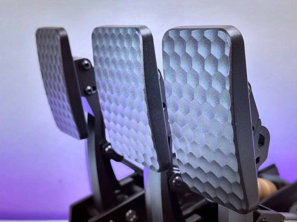 ldusoswa's tweet photo. Checking out the CRP2 pedals! Is this the first time we’ve seen carbon fibre on a baseplate? Very tidy @moza_racing #simracing #simhardware #loadcellpedals https://t.co/83iRDuNHxO