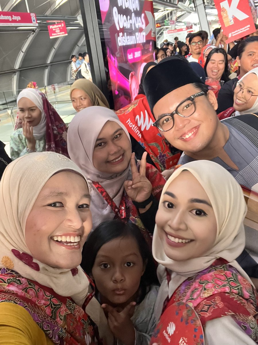 ImanArisha2021's tweet photo. #HotlinkKeretapiSarong24
Yayy dapat pun jumpa @Azfarheri yang comel &amp; humble sangat 😍
#HotlinkJaguh5G
#TeamSubangJaya
#TeamHotlink https://t.co/wlQkVhPSeC