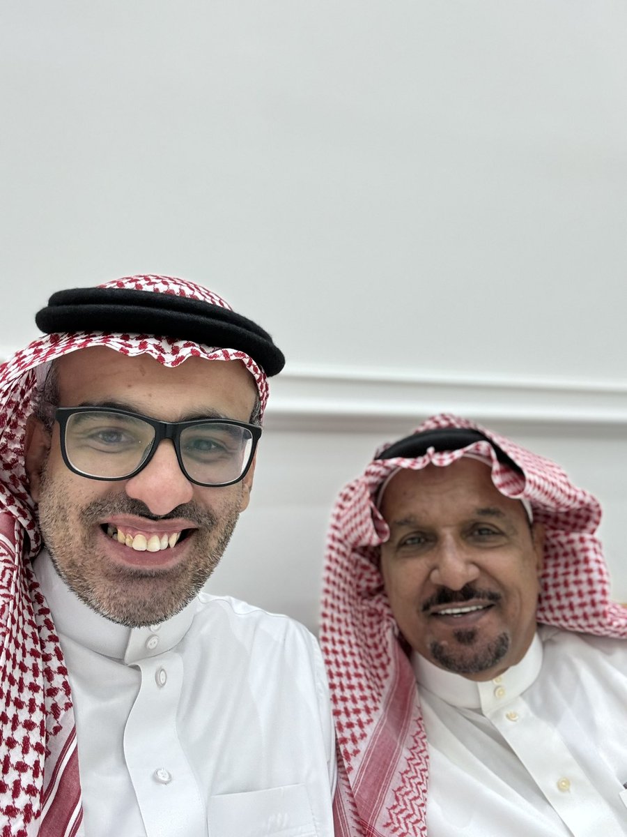 Mohammed_Alamr's tweet photo. غمرتني السعادة مساء البارحة حينما جمعتني الصدفة  في مناسبة زواج مع المربي الفاضل الأستاذ عبدالله البلوشي وكيل المتوسطة النموذجية بالملز سابقاً 
تخرجت منها عام ١٤٢٤هـ ٢٠٠٣م  
#ذكريات_حي_الملز https://t.co/uDRuyQu4JU