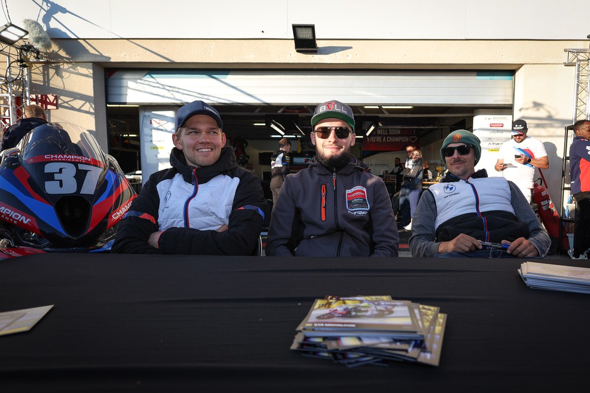 BMWMotorradMoSp's tweet photo. Pitwalk at the FIM EWC Bol d'Or with BMW Motorrad World Endurance Team, Tecmas Racing Team, HERT by Moto Jungle and @TeamEtoile25  - always great to meet so many fans!

#UnitedWeWin #M1000RR #FIMEWC #boldormoto https://t.co/9NeFak7G0x