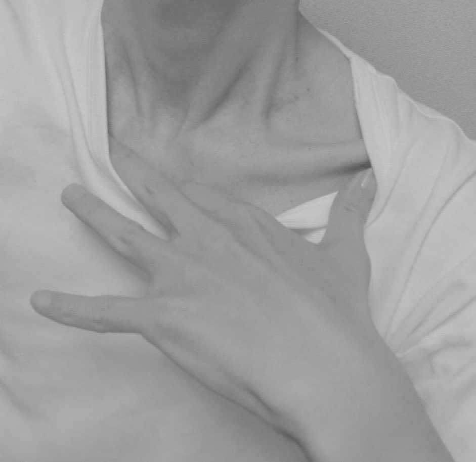 FaceTimew's tweet photo. 9月も半分まできてるのに暑すぎる、、
という事で戻ってきました笑
また仲良くしてください！
出戻り記念の手と鎖骨 #手フェチ https://t.co/N3o7Jn0kou