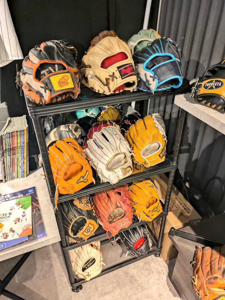 take_0742's tweet image. 夢の空間が広がってた。こんなにグローブに囲まれた生活してみたい。行けて幸せ
#渋谷野球カフェ
#トクサンTV
@Defencemonkey7