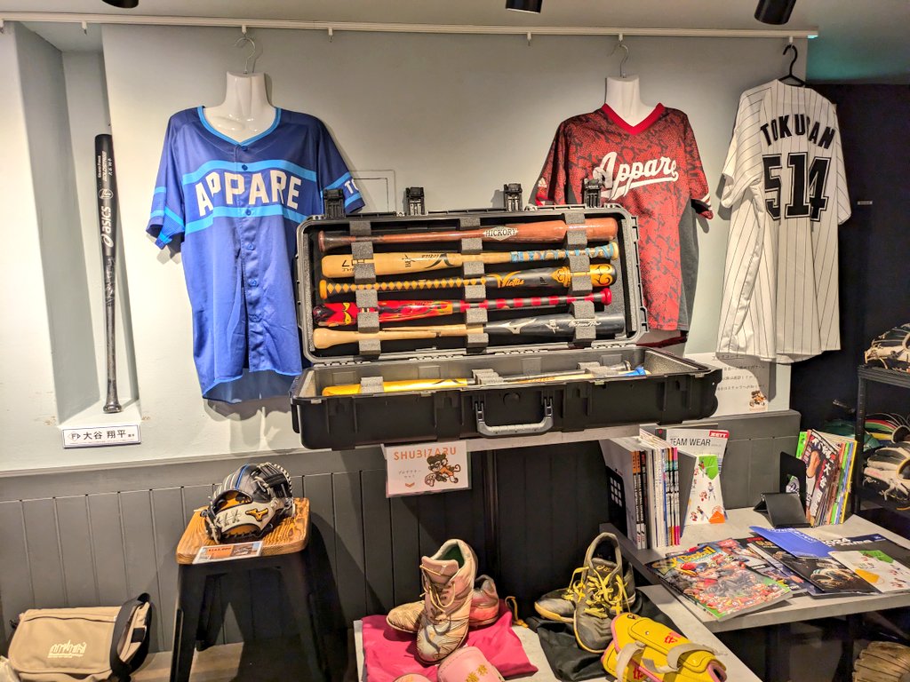 take_0742's tweet image. 夢の空間が広がってた。こんなにグローブに囲まれた生活してみたい。行けて幸せ
#渋谷野球カフェ
#トクサンTV
@Defencemonkey7