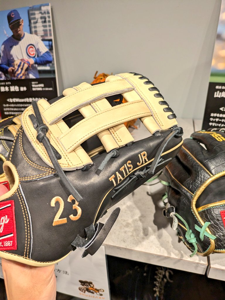 take_0742's tweet image. 夢の空間が広がってた。こんなにグローブに囲まれた生活してみたい。行けて幸せ
#渋谷野球カフェ
#トクサンTV
@Defencemonkey7