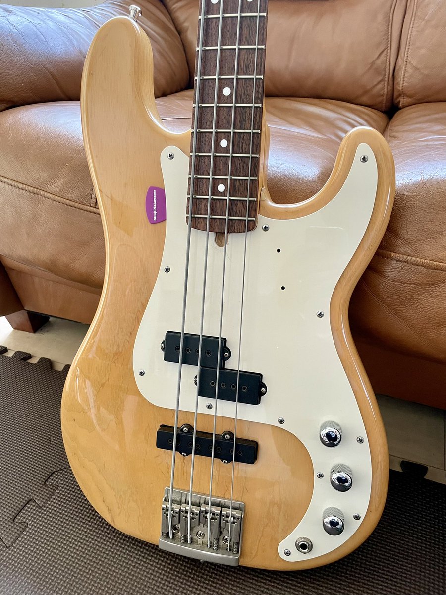 shugybass1968's tweet photo. PJ ベースって古臭い？
Fenderタイプヘッドの、今なら本家に訴えてられてもおかしくないですが、昔はたくさんありました。
色んな意味で、時代を感じるベースです😆

#precisionbass 
#PJbass https://t.co/xnA6bafZ7k