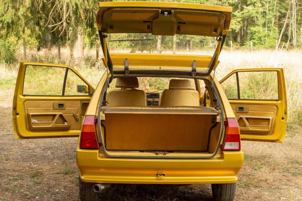 quillerrees's tweet photo. Citroen made 9200 examples of the AX Sport between 1987 & 1991 - but only one in gold. *Everything* gold. Done by Heuliez in 1988 for the owner of a Citroen dealership #citroenax #goldcar https://t.co/KGgFu5xs3x