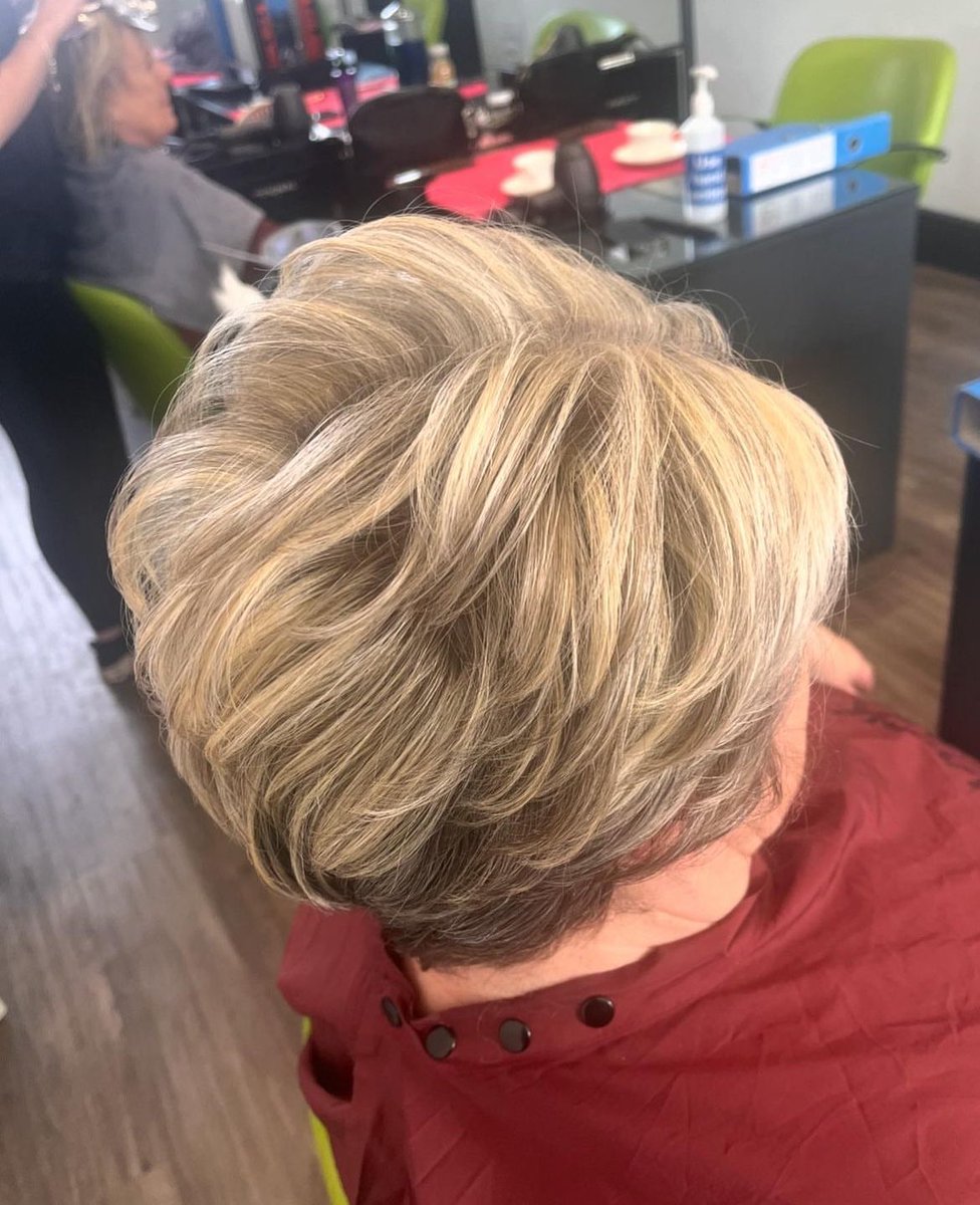 Half head foils by our student @styledbygrace_x [via Instagram]