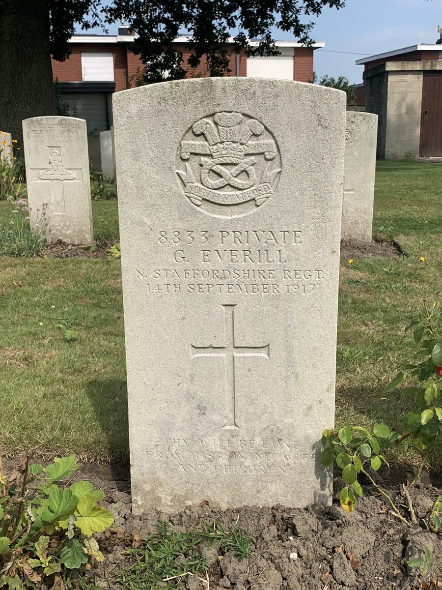 During WW1, 346 British and Commonwealth soldiers were executed by firing squad. Many for offences such as desertion, cowardice, or quitting a post. Since 2016, 309 of these men have been pardoned, including George Everill from Staffordshire.

📍Poperinghe New Military Cemetery