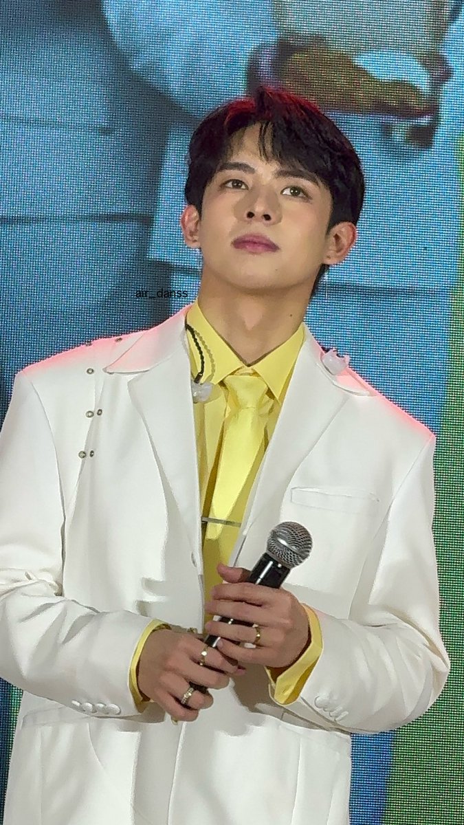 air_danss's tweet photo. grabe naman yan justin de dios?!

BDAY NGA PALA STREAM ALON
@SB19Official #SB19
#KaarawanNiPablo
#AtinToChickenMcDo
#McDoxSB19FanMeet https://t.co/jFW7Yfa9Ne