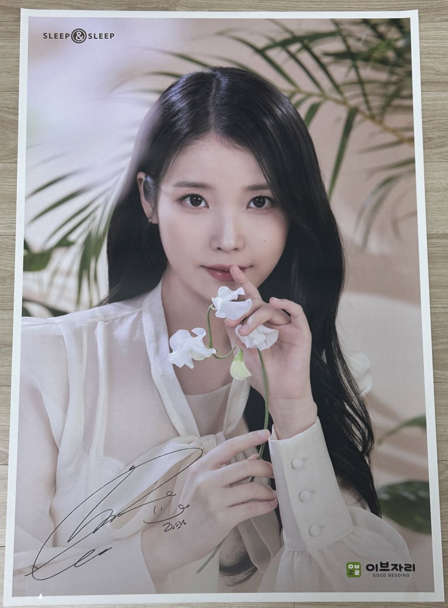 iu_between's tweet photo. 🔮아이유 이브자리 싸인포스터🔮

#rt 앙콘기념나눔이벤트
기간 : 2024.09.14-2024.09.19
당발 : 2024.09.20 지은시
조건 : 유애나7기+토콘티켓
수령 : 토콘 현장수령

‼️꼭 읽어주세요‼️

🐰생활기스 있습니다
🐰포스터 테두리 약간의 테이프자국 있습니다
🐰예민하지 않으신분들만 참여해주세요 https://t.co/M2IvFPWLRA