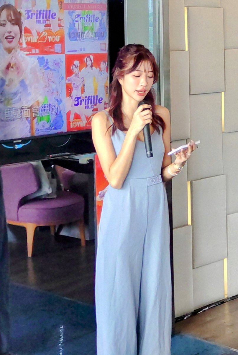 EeBXDLAa3iymRdf's tweet image. #伊藤舞雪 さん 
香港ファンミーティング 
#projectSakura 編

全体進行は広東語で
インフルエンサーの copy.lo さんが   
その後 Cheung Ho Ying さんも合流

屋外から室内へ撮影場所が変更になったセッティングのつなぎを
ツーショや撮影会をしていたところ しっかり  
伊藤さんに見られてましたw