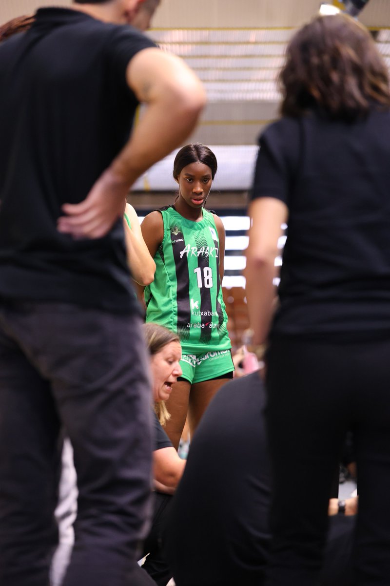 Araski's tweet photo. Aitana Nanclares y Saran Diallo viven su primera experiencia con @Kutxabank Araski ✔️

Las jugadoras del @ViverosGorbeia Araski (1ª Nacional) estuvieron convocadas contra Joventut 👏

#LaMagiadeMendi #MendikoMagia https://t.co/TuGAOTaNHg
