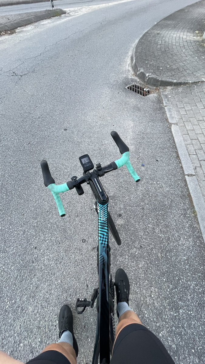 NickAthlete's tweet photo. Evening ride on Friday of 33.75 km (~21 mi). Full of energy 🚀

#cycling #bicycle #Evening #friday #Fitnesstrip #FitnessMotivation #inspiration https://t.co/uWhA9VH2OA