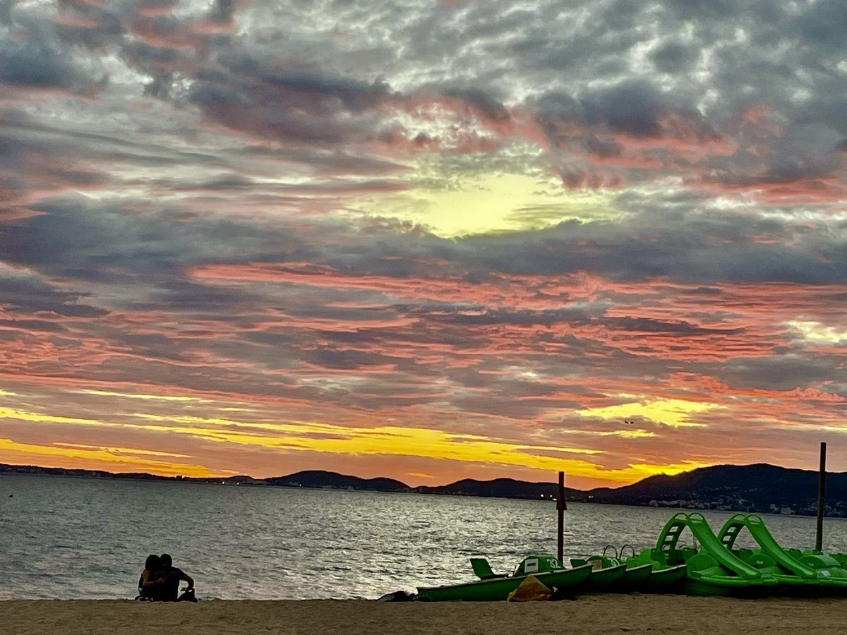 eva_ecs019's tweet photo. Pictures of Palma beach #Mayorca at sunset. No filters. All mine. https://t.co/y0YpeUnGrq