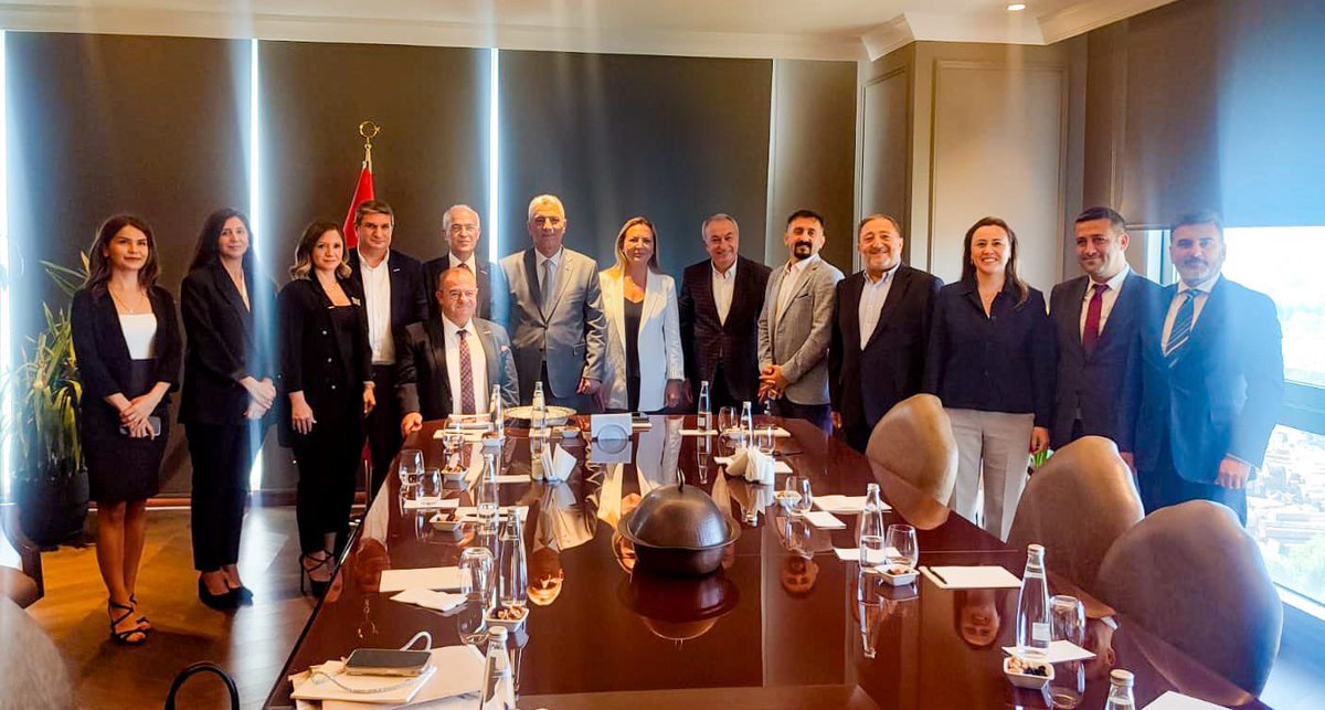 omerbolatTR's tweet photo. Orta Vadeli Ekonomi Programımızın omurgasını oluşturan ihracat odaklı büyüme hedefimiz ve uyguladığımız ekonomik politikalar kapsamında, iş dünyamızla ve bu alanda faaliyet yürüyen kuruluşlarımızla bir araya gelerek dış ticaret alandaki gelişmeleri ele almaya devam ediyoruz. 

Bu kapsamda Dış Ticarete Yön Verenler Derneği (DIŞYÖNDER) Başkanı Dr. Hakan Çınar ve değerli Yönetim Kurulu üyeleri ile bu sabah bir araya geldik. 

İhracat ve ithalat alanında yürüttükleri çalışmalarını bizimle paylaşan DIŞYÖNDER heyetine çok teşekkür ediyoruz. Ülkemizin ticari alandaki etkinliğini artırma noktasında ortaya konulacak her türlü çalışmalara ve önerilere desteğimiz tamdır.