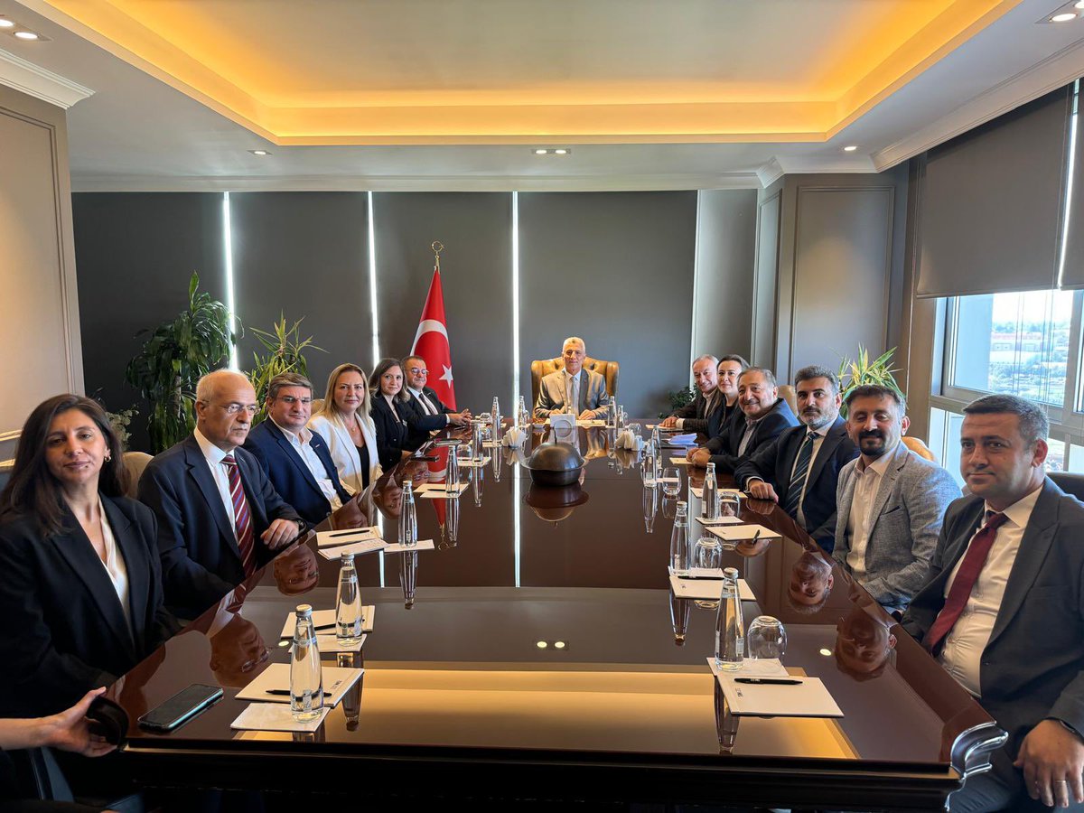 omerbolatTR's tweet photo. Orta Vadeli Ekonomi Programımızın omurgasını oluşturan ihracat odaklı büyüme hedefimiz ve uyguladığımız ekonomik politikalar kapsamında, iş dünyamızla ve bu alanda faaliyet yürüyen kuruluşlarımızla bir araya gelerek dış ticaret alandaki gelişmeleri ele almaya devam ediyoruz. 

Bu kapsamda Dış Ticarete Yön Verenler Derneği (DIŞYÖNDER) Başkanı Dr. Hakan Çınar ve değerli Yönetim Kurulu üyeleri ile bu sabah bir araya geldik. 

İhracat ve ithalat alanında yürüttükleri çalışmalarını bizimle paylaşan DIŞYÖNDER heyetine çok teşekkür ediyoruz. Ülkemizin ticari alandaki etkinliğini artırma noktasında ortaya konulacak her türlü çalışmalara ve önerilere desteğimiz tamdır.