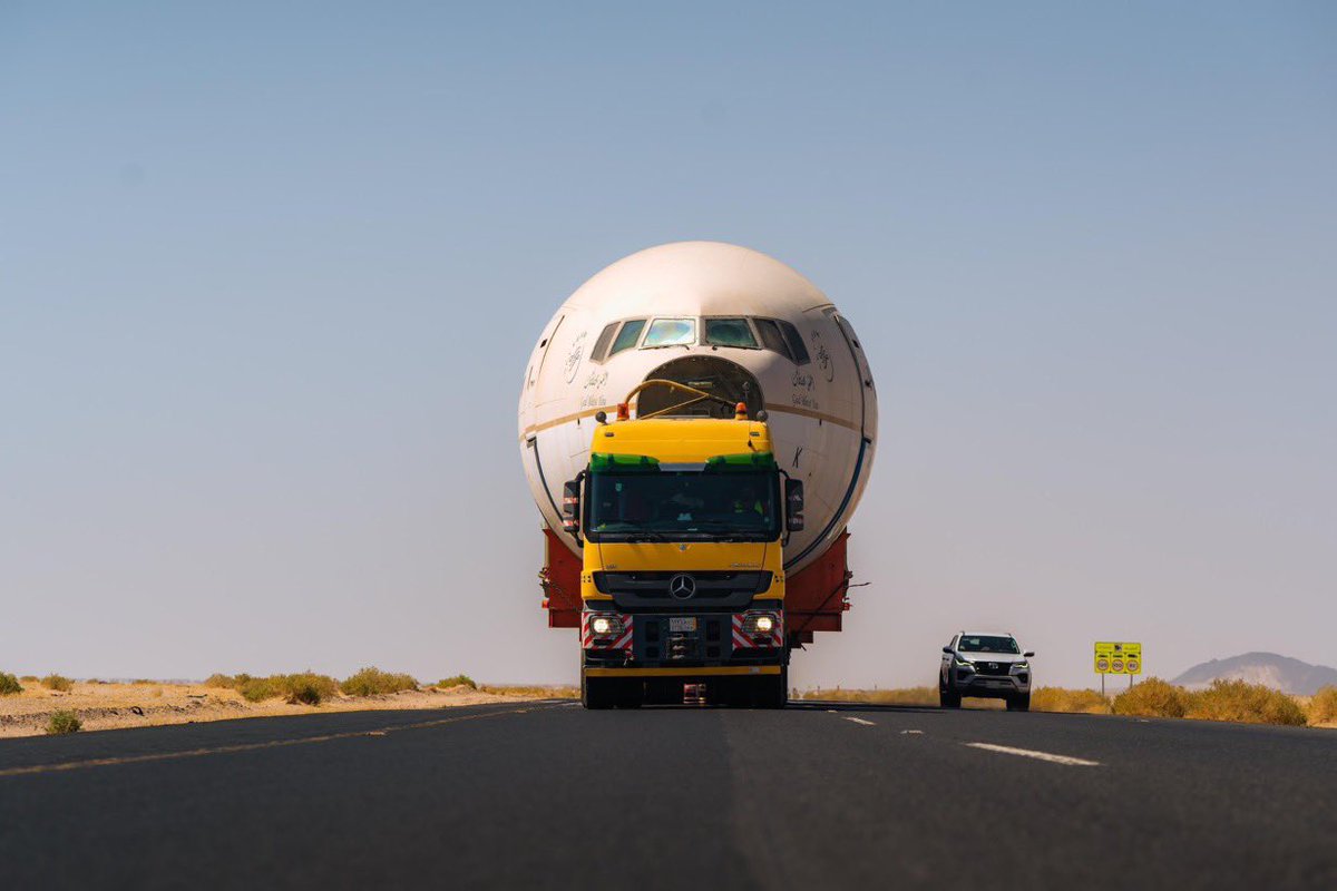 hanisunitan's tweet image. ما يشيل الثقيله كود قرمٍ شجاع 
…….. لأرتكى للحمول الكايده شالها
.
#actros
#طيارتنا_وين_وصلت 
.
@Turki_alalshikh 
 @AlmajdouieL