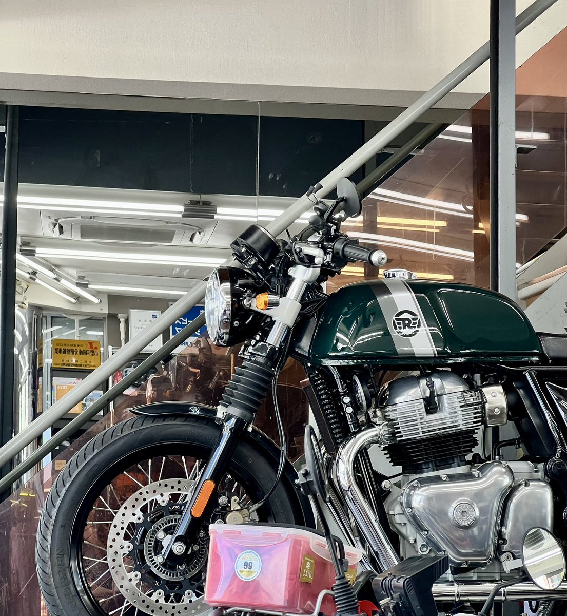 mitoconina's tweet photo. リフト上にあるバイクを眺めてイイ気分。(定期メンテ)

#royalenfield #continentalgt650 #gt650 #650twin #ロイヤルエンフィールド #コンチネンタルGT650 https://t.co/ZOZsnZMs3g
