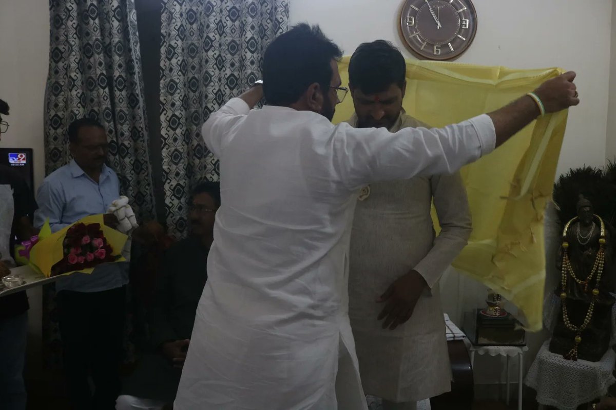 pravinvdeshmukh's tweet photo. श्री कुणाल चौधरी अखिल भारतीय काँग्रेस  कमिटी, महाराष्ट्र प्रभारी तसेच जिल्ह्यातील इतर माननीय नेते.
विधानसभा क्षेत्र निहाय आढावा बैठक निमित्त यवतमाळ आले असता, इंदिराजीव ज्योति स्मारकाला सदिच्छा भेट देऊन प्रेरणा घेतली.

#काँग्रेस #congress #Congress4India #congresspower https://t.co/AM9fSZsVak