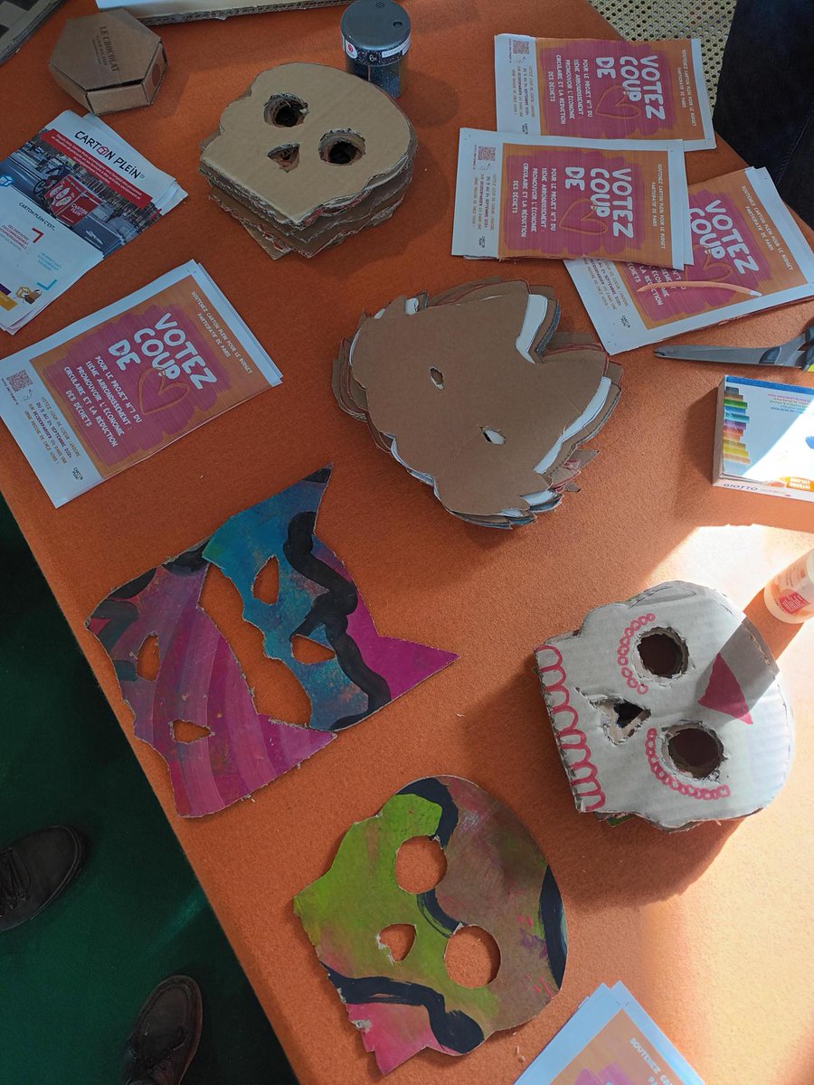 CHANTIERecole's tweet photo. @FetedelHumanite jour 2 : l'atelier customisation de masques par @cartonpleinasso est lancé, place à la créativité jusqu'à 15h ! 
Venez nombreux pour repartir avec votre masque en carton upcyclé 🕺
🫶Rendez-vous au Village des Territoires Solidaires https://t.co/OifkMxbu6a
