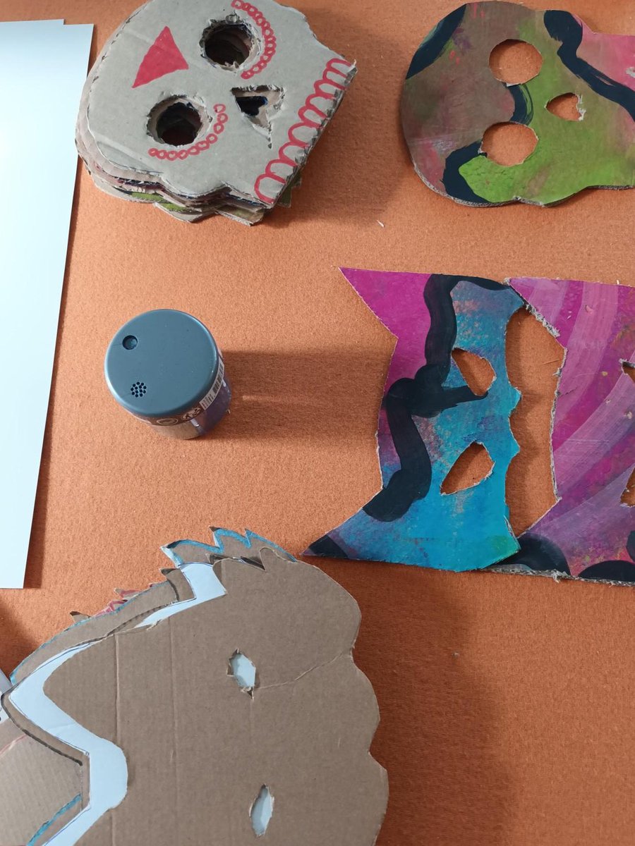 CHANTIERecole's tweet photo. @FetedelHumanite jour 2 : l'atelier customisation de masques par @cartonpleinasso est lancé, place à la créativité jusqu'à 15h ! 
Venez nombreux pour repartir avec votre masque en carton upcyclé 🕺
🫶Rendez-vous au Village des Territoires Solidaires https://t.co/OifkMxbu6a