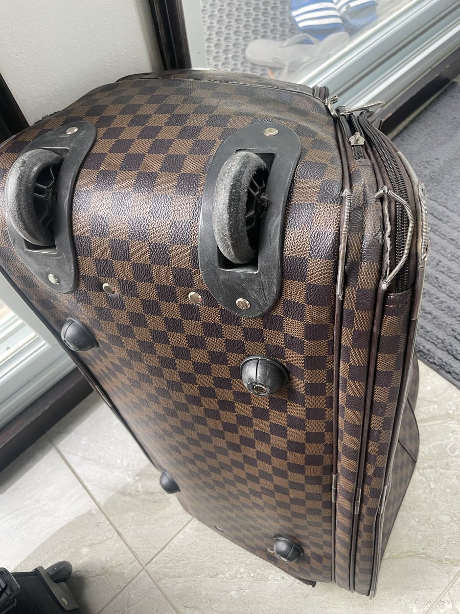 creativerony's tweet photo. @qrsupport  requested baggage damages and I’ve yet to receive response https://t.co/04sTvyOKxR