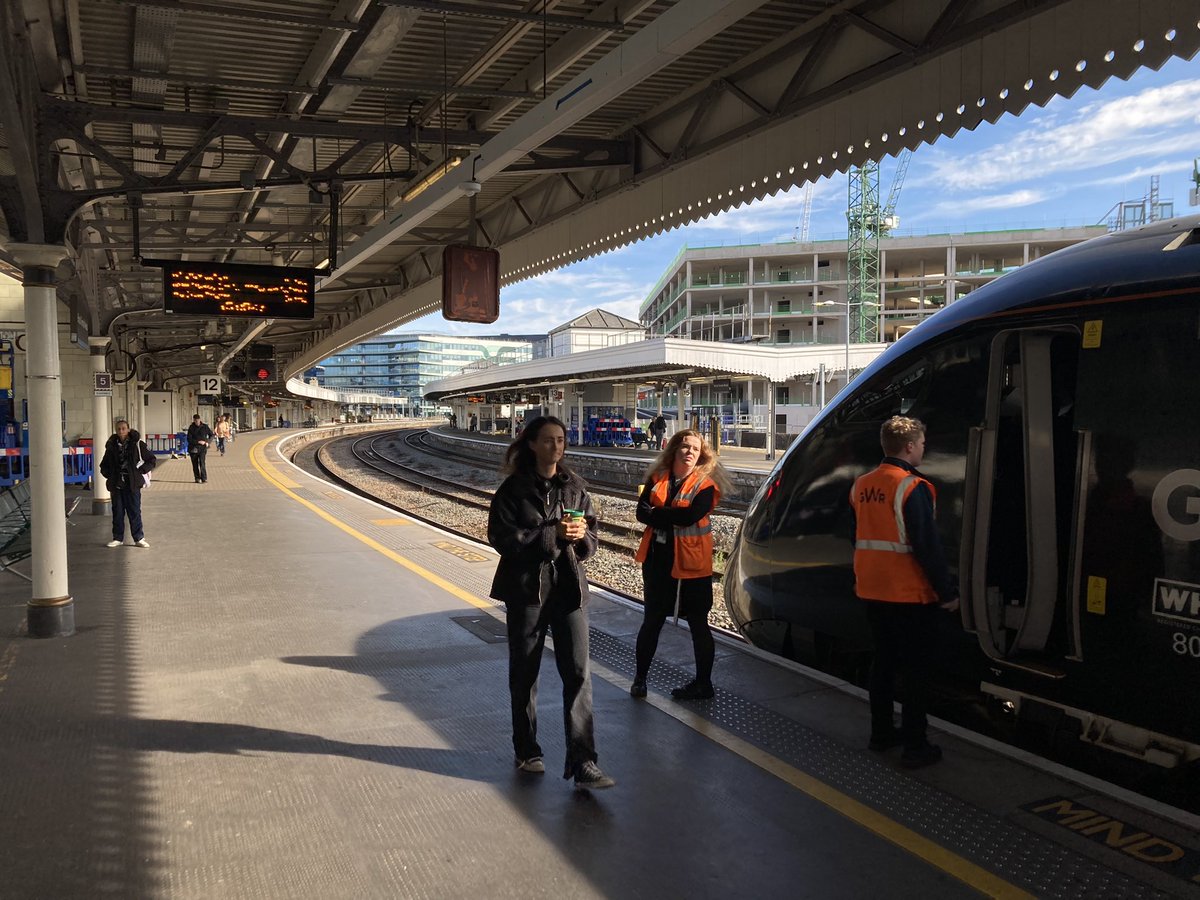 Heritagelocum's tweet photo. The first direct trains from Bristol to Oxford for over 20 years start today. It’s a Saturdays only service at present, but hopefully will become more regular. https://t.co/jRLMoGLHHQ