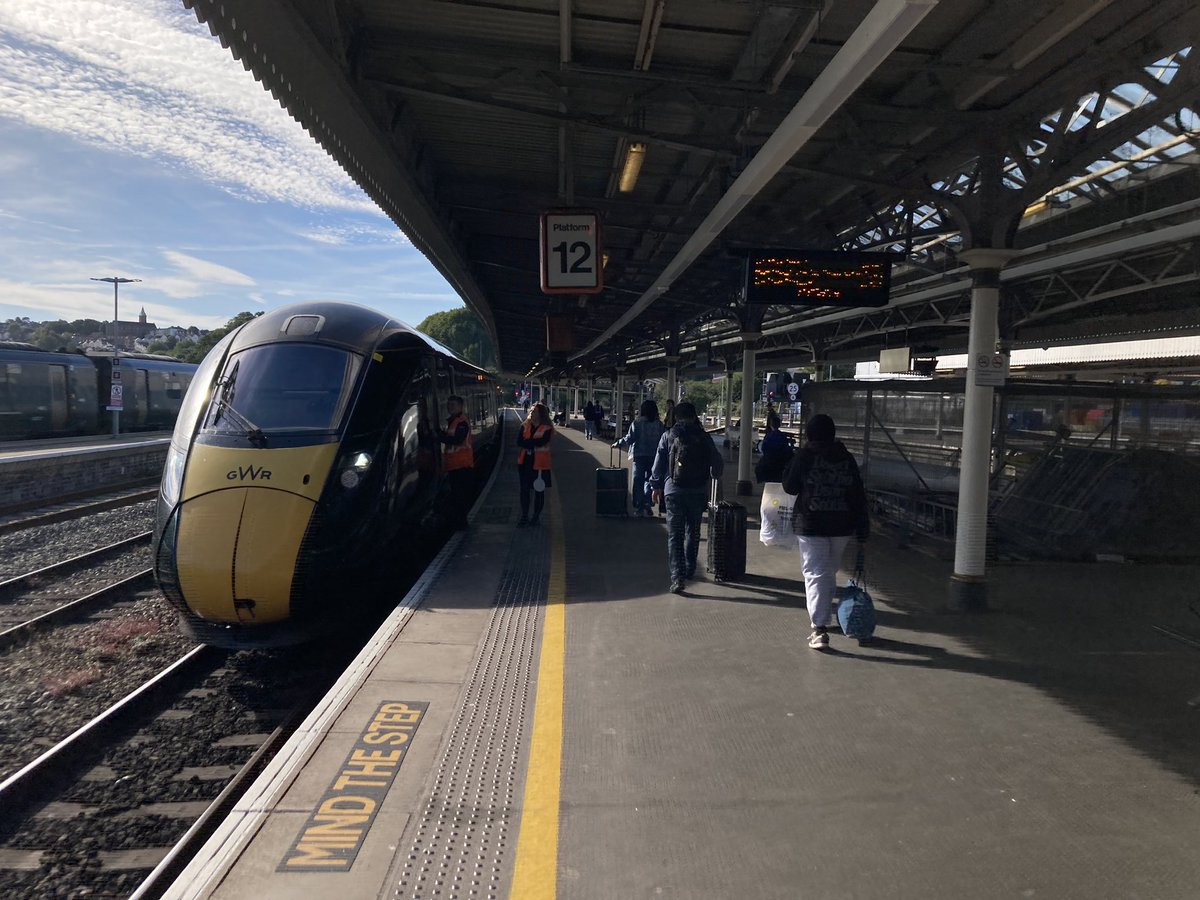 Heritagelocum's tweet photo. The first direct trains from Bristol to Oxford for over 20 years start today. It’s a Saturdays only service at present, but hopefully will become more regular. https://t.co/jRLMoGLHHQ