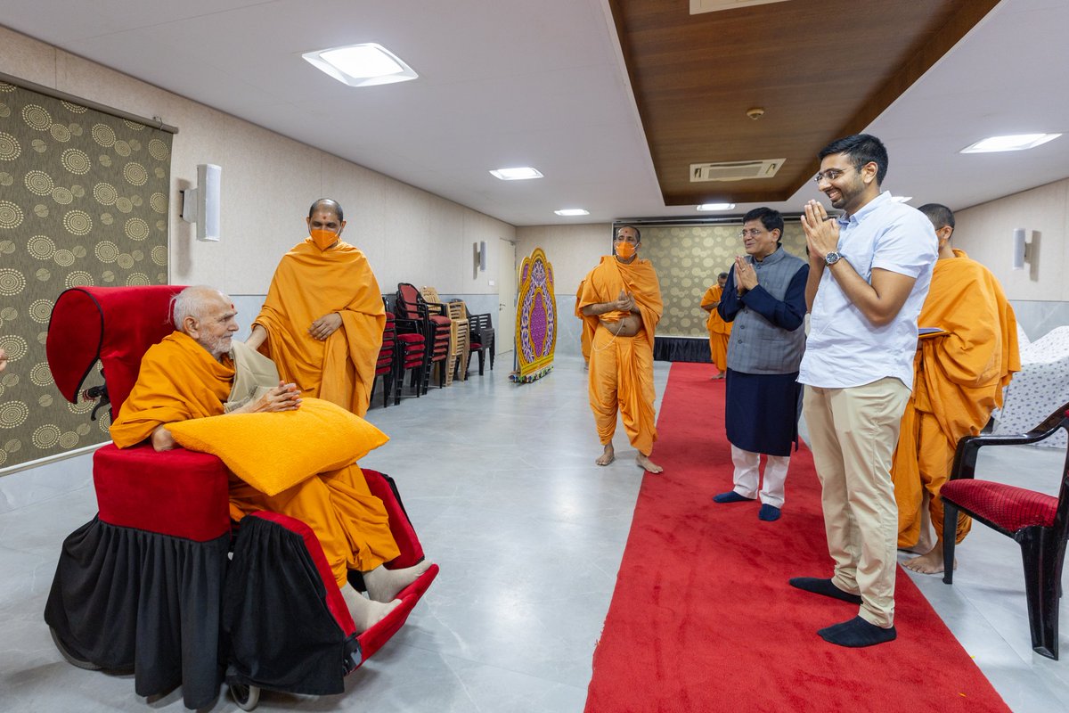 PiyushGoyal's tweet photo. कल BAPS प्रमुख पूज्य महंत स्वामी महाराज जी के 91वें जन्मदिवस पर उन्हें प्रणाम कर आशीर्वाद पाने का सौभाग्य मिला।

मुझे आज भी वर्ष 1995 का वो समय याद आता है जब तत्कालीन प्रमुख स्वामी महाराज जी के 75वें जन्मदिवस के अवसर पर चूनाभट्टी, सायन में आयोजित 37 दिवसीय अमृत महोत्सव का मैं हिस्सा बना था। यह संस्था धर्म जागरण के साथ ही समाज कल्याण के क्षेत्र में निरंतर सर्वोत्तम कार्य करती आ रही है।

उन पुरानी यादों को लेकर लंबी चर्चा से मन प्रसन्नचित्त हो गया। मैं आज भी देश-विदेश में अपनी यात्रा के दौरान समय निकालकर BAPS मंदिर जाकर आशीर्वाद ग्रहण करता हूँ। यहां स्वामीजी के दर्शन लाभ से मुझमें दिव्य ऊर्जा का संचार हुआ है। ये क्षण मेरे लिए अद्भुत है।