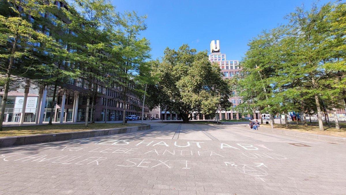 1120 Vorm U ist ein Kreidetext aufgetaucht „Nazis haut ab! Lang lebe Antifa! Schwuler Sex!“